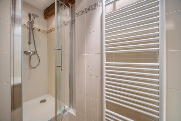 Maison de caractère avec piscine et jardin arboré à vendre 5 pièces ECHENEVEX (01)