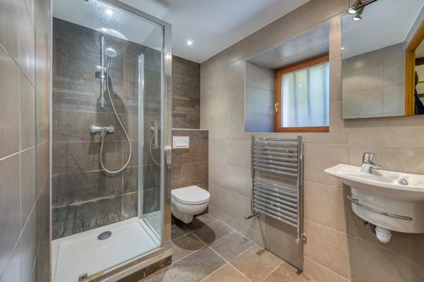 Maison de caractère avec piscine et jardin arboré à vendre 5 pièces ECHENEVEX (01)