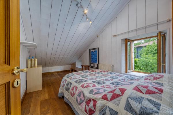 Maison de caractère avec piscine et jardin arboré à vendre 5 pièces ECHENEVEX (01)