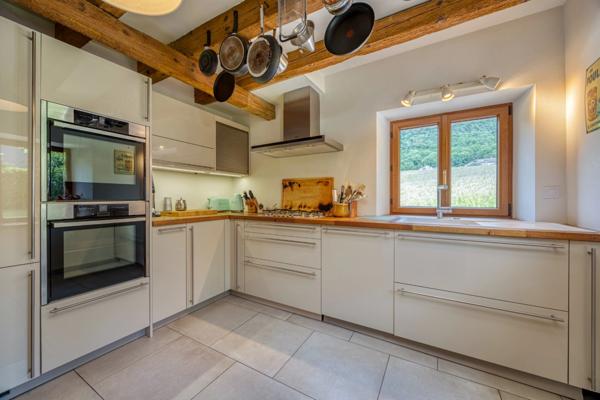 Maison de caractère avec piscine et jardin arboré à vendre 5 pièces ECHENEVEX (01)