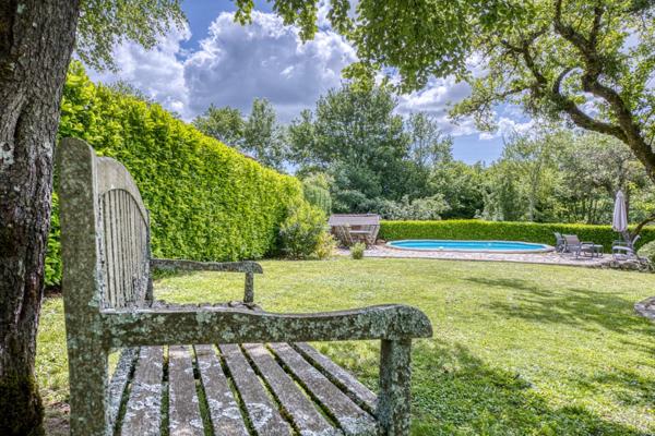 Maison de caractère avec piscine et jardin arboré à vendre 5 pièces ECHENEVEX (01)