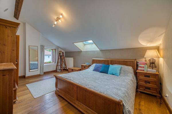 Maison de caractère avec piscine et jardin arboré à vendre 5 pièces ECHENEVEX (01)