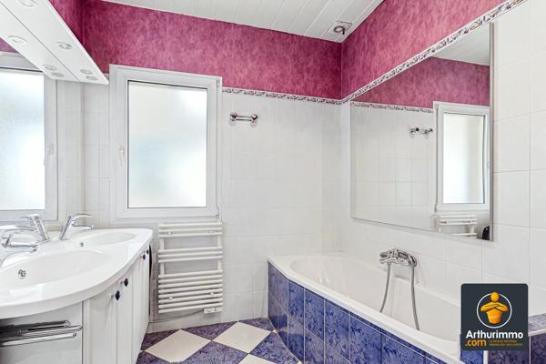 Vente                                                      Maison
                        
                     7 pièces                      180 m2                     à Sainte-Foy-Lès-Lyon