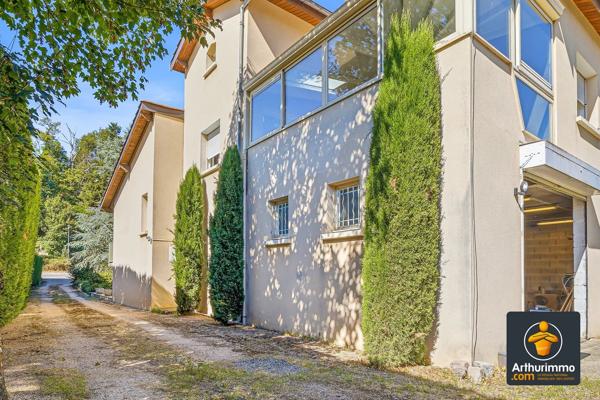 Vente                                                      Maison
                        
                     7 pièces                      180 m2                     à Sainte-Foy-Lès-Lyon