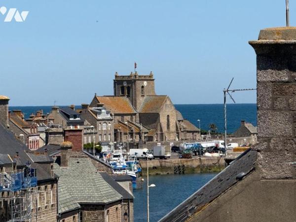 BARFLEUR - MMEUBLE A USAGE DE COMMERCE ET D'HABITATION
