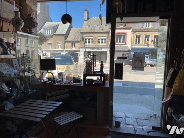 BARFLEUR - MMEUBLE A USAGE DE COMMERCE ET D'HABITATION