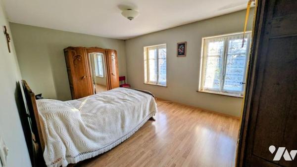 Maison en pierre à vendre avec 3,8 hectares de terrain