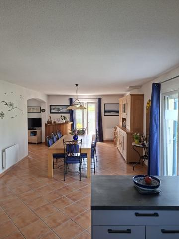 Fréjus – Maison mitoyenne de  101 m² - 3 chambres - Garage et Jardin proche des commerces 