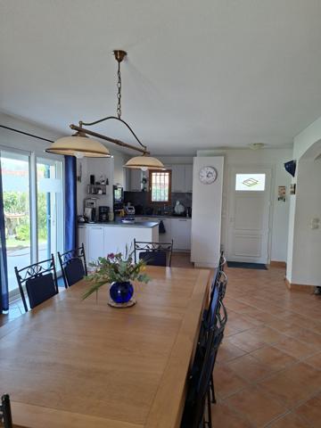 Fréjus – Maison mitoyenne de  101 m² - 3 chambres - Garage et Jardin proche des commerces 