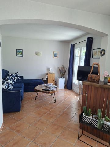 Fréjus – Maison mitoyenne de  101 m² - 3 chambres - Garage et Jardin proche des commerces 