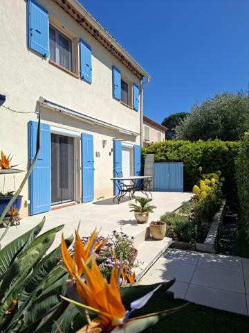 Fréjus – Maison mitoyenne de  101 m² - 3 chambres - Garage et Jardin proche des commerces 