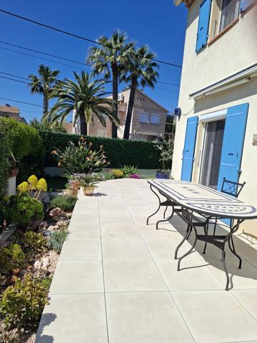 Fréjus – Maison mitoyenne de  101 m² - 3 chambres - Garage et Jardin proche des commerces 