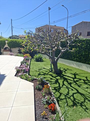 Fréjus – Maison mitoyenne de  101 m² - 3 chambres - Garage et Jardin proche des commerces 