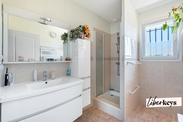 Fréjus – Maison mitoyenne de  102 m² - 3 chambres - Garage - Proche des commerces et de la base Nature