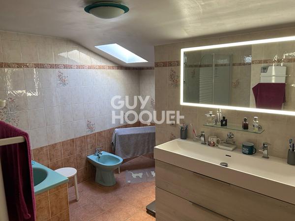 Maison d'habitation avec grenier aménageable + commerce en rez-de-chaussée avec accès indépendant, le tout sur une surface terrain de +/- 500 m² avec garages.