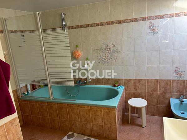 Maison d'habitation avec grenier aménageable + commerce en rez-de-chaussée avec accès indépendant, le tout sur une surface terrain de +/- 500 m² avec garages.