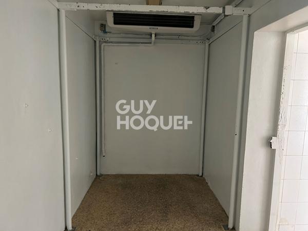 Maison d'habitation avec grenier aménageable + commerce en rez-de-chaussée avec accès indépendant, le tout sur une surface terrain de +/- 500 m² avec garages.