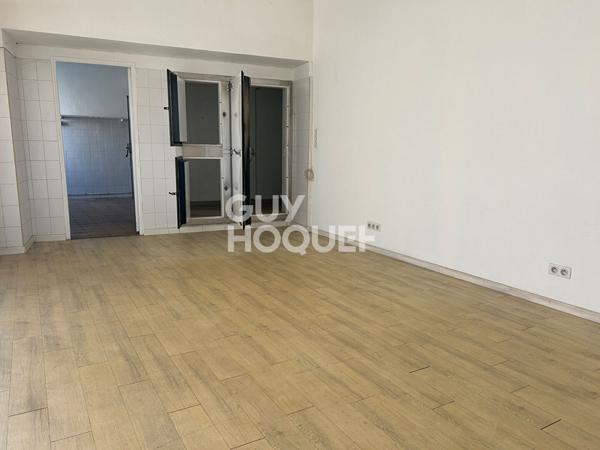 Maison d'habitation avec grenier aménageable + commerce en rez-de-chaussée avec accès indépendant, le tout sur une surface terrain de +/- 500 m² avec garages.