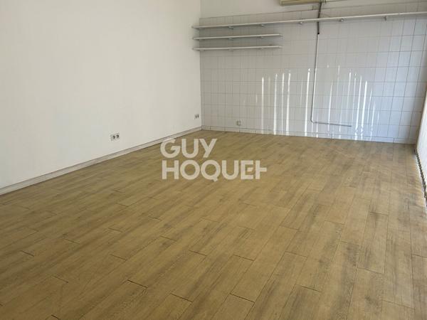 Maison d'habitation avec grenier aménageable + commerce en rez-de-chaussée avec accès indépendant, le tout sur une surface terrain de +/- 500 m² avec garages.