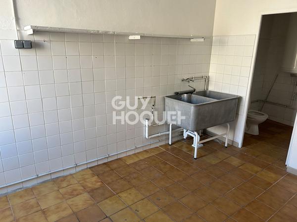 Maison d'habitation avec grenier aménageable + commerce en rez-de-chaussée avec accès indépendant, le tout sur une surface terrain de +/- 500 m² avec garages.