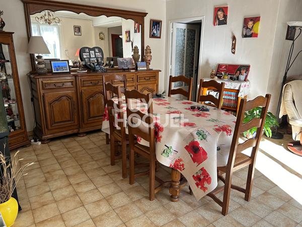 Maison d'habitation avec grenier aménageable + commerce en rez-de-chaussée avec accès indépendant, le tout sur une surface terrain de +/- 500 m² avec garages.