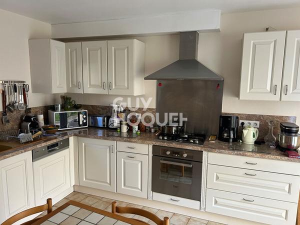 Maison d'habitation avec grenier aménageable + commerce en rez-de-chaussée avec accès indépendant, le tout sur une surface terrain de +/- 500 m² avec garages.