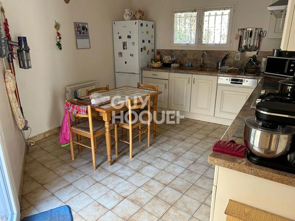 Maison d'habitation avec grenier aménageable + commerce en rez-de-chaussée avec accès indépendant, le tout sur une surface terrain de +/- 500 m² avec garages.