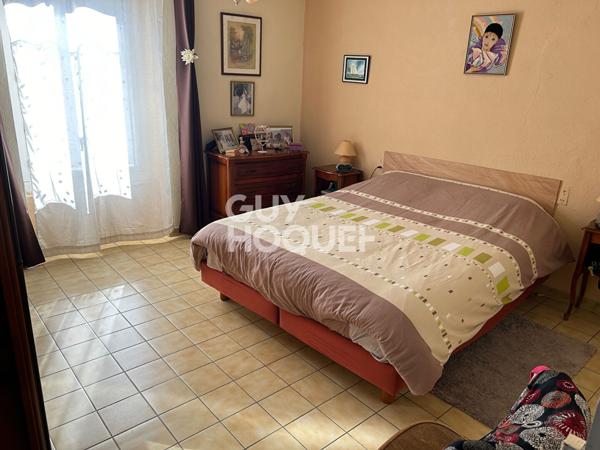 Maison d'habitation avec grenier aménageable + commerce en rez-de-chaussée avec accès indépendant, le tout sur une surface terrain de +/- 500 m² avec garages.