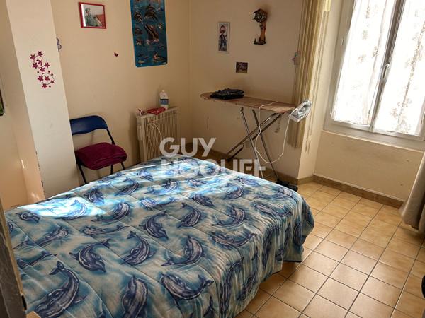 Maison d'habitation avec grenier aménageable + commerce en rez-de-chaussée avec accès indépendant, le tout sur une surface terrain de +/- 500 m² avec garages.