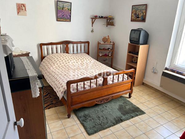 Maison d'habitation avec grenier aménageable + commerce en rez-de-chaussée avec accès indépendant, le tout sur une surface terrain de +/- 500 m² avec garages.