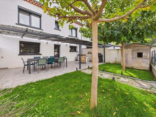 Maison mitoyenne rénovée de 117 m2 avec piscine le petit charran