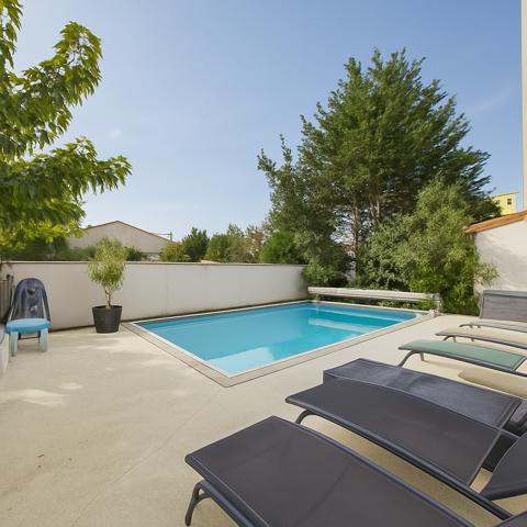 Maison mitoyenne rénovée de 117 m2 avec piscine le petit charran