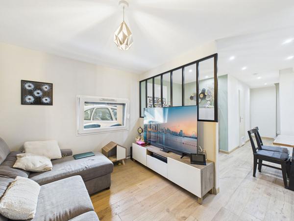 Maison mitoyenne rénovée de 117 m2 avec piscine le petit charran