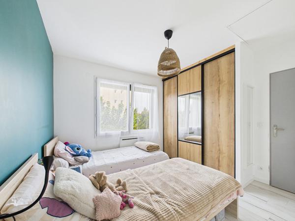 Maison mitoyenne rénovée de 117 m2 avec piscine le petit charran