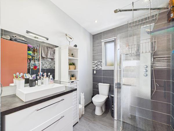 Maison mitoyenne rénovée de 117 m2 avec piscine le petit charran