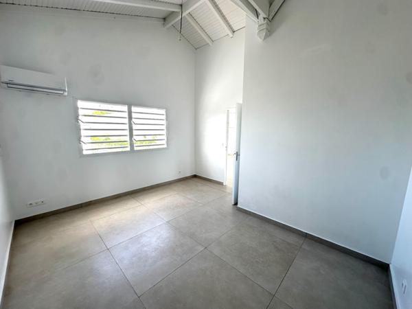 A LOUER  MAGNIFIQUE VILLA T6 R+1 SITUEE A ARNOUVILLE PETIT-BOURG