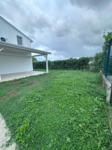 A LOUER  MAGNIFIQUE VILLA T6 R+1 SITUEE A ARNOUVILLE PETIT-BOURG