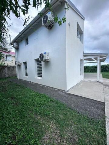 A LOUER  MAGNIFIQUE VILLA T6 R+1 SITUEE A ARNOUVILLE PETIT-BOURG