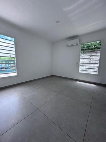A LOUER  MAGNIFIQUE VILLA T6 R+1 SITUEE A ARNOUVILLE PETIT-BOURG