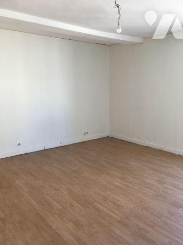 Idéal investisseur. Maison de ville sur Le Lude sur une surface habitable de 75m²

Au RDC : u...