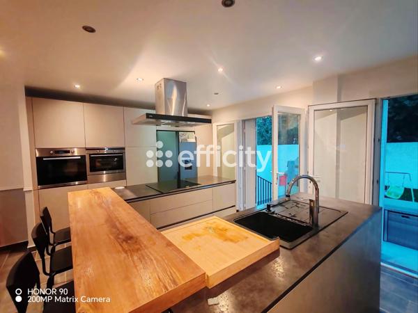 Maison
         5 pièces
        - 130 m² 330 000 € *