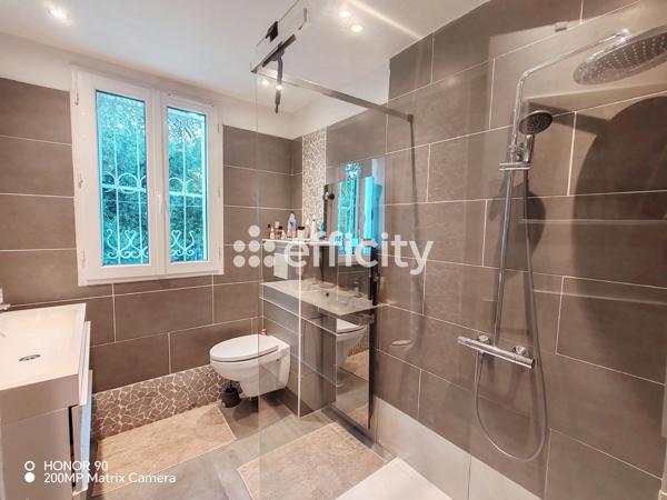 Maison
         5 pièces
        - 130 m² 330 000 € *