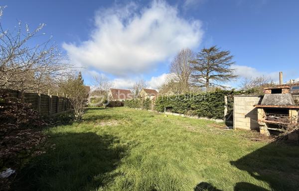 Venez découvrir cette maison mitoyenne de 80 m² environ,  idéalement située à deux pas de la gare et proche de toutes les commodités.

Elle se compose d’un salon-séjour, une cuisine aménagée, d’une pièce d’eau, ainsi que de deux chambres, dont une en rez-de-chaussée, offrant un confort appréciable.

La configuration de la maison permet également la création d’une troisième chambre, selon vos besoins.

À l’extérieur, vous profiterez d’un jardin d’environ 700 m² bien exposé, parfait pour profiter des beaux jours et imaginer de beaux aménagements.

Un grand garage indépendant complète ce bien.

Des travaux de rénovation sont à prévoir, mais la maison offre un beau potentiel pour créer un lieu de vie à votre image dans un secteur recherché.

Idéal primo-accédants, investisseurs ou projet de rénovation.

À visiter sans tarder !!   Visite virtuelle sur demande !!