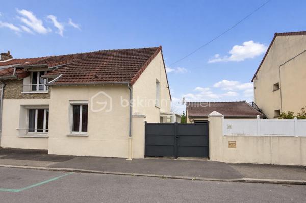 Venez découvrir cette maison mitoyenne de 80 m² environ,  idéalement située à deux pas de la gare et proche de toutes les commodités.

Elle se compose d’un salon-séjour, une cuisine aménagée, d’une pièce d’eau, ainsi que de deux chambres, dont une en rez-de-chaussée, offrant un confort appréciable.

La configuration de la maison permet également la création d’une troisième chambre, selon vos besoins.

À l’extérieur, vous profiterez d’un jardin d’environ 700 m² bien exposé, parfait pour profiter des beaux jours et imaginer de beaux aménagements.

Un grand garage indépendant complète ce bien.

Des travaux de rénovation sont à prévoir, mais la maison offre un beau potentiel pour créer un lieu de vie à votre image dans un secteur recherché.

Idéal primo-accédants, investisseurs ou projet de rénovation.

À visiter sans tarder !!   Visite virtuelle sur demande !!