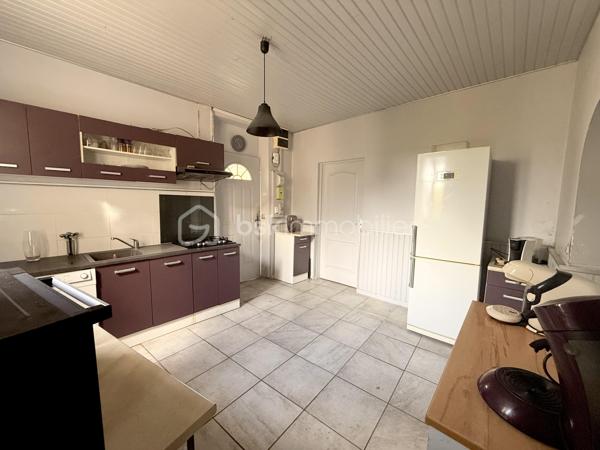 Venez découvrir cette maison mitoyenne de 80 m² environ,  idéalement située à deux pas de la gare et proche de toutes les commodités.

Elle se compose d’un salon-séjour, une cuisine aménagée, d’une pièce d’eau, ainsi que de deux chambres, dont une en rez-de-chaussée, offrant un confort appréciable.

La configuration de la maison permet également la création d’une troisième chambre, selon vos besoins.

À l’extérieur, vous profiterez d’un jardin d’environ 700 m² bien exposé, parfait pour profiter des beaux jours et imaginer de beaux aménagements.

Un grand garage indépendant complète ce bien.

Des travaux de rénovation sont à prévoir, mais la maison offre un beau potentiel pour créer un lieu de vie à votre image dans un secteur recherché.

Idéal primo-accédants, investisseurs ou projet de rénovation.

À visiter sans tarder !!   Visite virtuelle sur demande !!