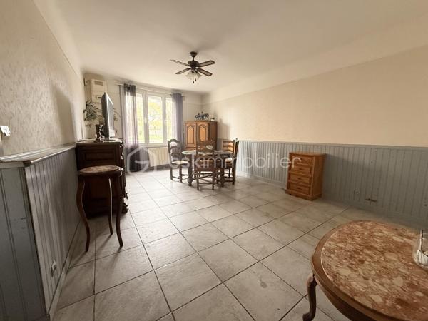 Venez découvrir cette maison mitoyenne de 80 m² environ,  idéalement située à deux pas de la gare et proche de toutes les commodités.

Elle se compose d’un salon-séjour, une cuisine aménagée, d’une pièce d’eau, ainsi que de deux chambres, dont une en rez-de-chaussée, offrant un confort appréciable.

La configuration de la maison permet également la création d’une troisième chambre, selon vos besoins.

À l’extérieur, vous profiterez d’un jardin d’environ 700 m² bien exposé, parfait pour profiter des beaux jours et imaginer de beaux aménagements.

Un grand garage indépendant complète ce bien.

Des travaux de rénovation sont à prévoir, mais la maison offre un beau potentiel pour créer un lieu de vie à votre image dans un secteur recherché.

Idéal primo-accédants, investisseurs ou projet de rénovation.

À visiter sans tarder !!   Visite virtuelle sur demande !!