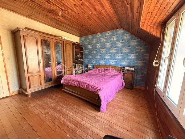 Venez découvrir cette maison mitoyenne de 80 m² environ,  idéalement située à deux pas de la gare et proche de toutes les commodités.

Elle se compose d’un salon-séjour, une cuisine aménagée, d’une pièce d’eau, ainsi que de deux chambres, dont une en rez-de-chaussée, offrant un confort appréciable.

La configuration de la maison permet également la création d’une troisième chambre, selon vos besoins.

À l’extérieur, vous profiterez d’un jardin d’environ 700 m² bien exposé, parfait pour profiter des beaux jours et imaginer de beaux aménagements.

Un grand garage indépendant complète ce bien.

Des travaux de rénovation sont à prévoir, mais la maison offre un beau potentiel pour créer un lieu de vie à votre image dans un secteur recherché.

Idéal primo-accédants, investisseurs ou projet de rénovation.

À visiter sans tarder !!   Visite virtuelle sur demande !!