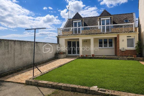 LA VERRIÈRE (78320) – Maison individuelle d'environ 98 m² avec jardin, garage et annexes

Située dans un secteur calme et recherché de La Verrière, cette maison individuelle d'environ 98 m² habitables offre un cadre de vie agréable et fonctionnel, idéal pour une famille.

Édifiée sur un terrain entièrement clos de 270 m², elle se compose au rez-de-chaussée d'une entrée desservant un séjour/salle à manger lumineux et convivial, une cuisine aménagée et équipée, une chambre, une salle d'eau, un WC séparé, une buanderie ainsi qu'un espace de rangement pour les provisions.

À l'étage, un palier distribue deux chambres confortables bénéficiant de rangements sous pente optimisant les volumes. Un grand balcon avec vue sur le jardin complète cet espace nuit.

À l'extérieur, vous profiterez d'une agréable terrasse donnant sur le jardin, idéale pour les moments de détente en famille ou entre amis.

Les espaces annexes constituent un véritable atout : un garage, un bâtiment annexe non habitable situé en fond de parcelle ainsi qu'un abri de stockage et de rangement de 14 m², idéal pour le matériel de jardinage, les vélos, l'outillage ou le stockage saisonnier.

Les atouts :

* Maison individuelle d'environ 98 m² habitables
* Terrain clos de 270 m²
* 3 chambres, dont une au rez-de-chaussée
* Séjour/salle à manger lumineux 
* Cuisine aménagée et équipée
* Salle d'eau au rez-de-chaussée
* Terrasse et grand balcon avec vue sur le jardin
* Garage
* Bâtiment annexe non habitable
* Abri de stockage de 14 m²
* Proximité des écoles, commerces et transports
* Gare SNCF à proximité avec liaisons vers Paris-Montparnasse, Saint-Quentin-en-Yvelines et Rambouillet

Une maison fonctionnelle et bien entretenue offrant de beaux espaces de vie et de nombreuses possibilités de rangement.

**À visiter sans tarder !**