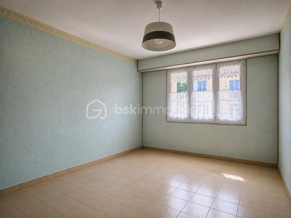 LA VERRIÈRE (78320) – Maison individuelle d'environ 98 m² avec jardin, garage et annexes

Située dans un secteur calme et recherché de La Verrière, cette maison individuelle d'environ 98 m² habitables offre un cadre de vie agréable et fonctionnel, idéal pour une famille.

Édifiée sur un terrain entièrement clos de 270 m², elle se compose au rez-de-chaussée d'une entrée desservant un séjour/salle à manger lumineux et convivial, une cuisine aménagée et équipée, une chambre, une salle d'eau, un WC séparé, une buanderie ainsi qu'un espace de rangement pour les provisions.

À l'étage, un palier distribue deux chambres confortables bénéficiant de rangements sous pente optimisant les volumes. Un grand balcon avec vue sur le jardin complète cet espace nuit.

À l'extérieur, vous profiterez d'une agréable terrasse donnant sur le jardin, idéale pour les moments de détente en famille ou entre amis.

Les espaces annexes constituent un véritable atout : un garage, un bâtiment annexe non habitable situé en fond de parcelle ainsi qu'un abri de stockage et de rangement de 14 m², idéal pour le matériel de jardinage, les vélos, l'outillage ou le stockage saisonnier.

Les atouts :

* Maison individuelle d'environ 98 m² habitables
* Terrain clos de 270 m²
* 3 chambres, dont une au rez-de-chaussée
* Séjour/salle à manger lumineux 
* Cuisine aménagée et équipée
* Salle d'eau au rez-de-chaussée
* Terrasse et grand balcon avec vue sur le jardin
* Garage
* Bâtiment annexe non habitable
* Abri de stockage de 14 m²
* Proximité des écoles, commerces et transports
* Gare SNCF à proximité avec liaisons vers Paris-Montparnasse, Saint-Quentin-en-Yvelines et Rambouillet

Une maison fonctionnelle et bien entretenue offrant de beaux espaces de vie et de nombreuses possibilités de rangement.

**À visiter sans tarder !**