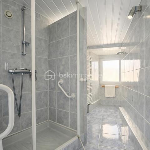 LA VERRIÈRE (78320) – Maison individuelle d'environ 98 m² avec jardin, garage et annexes

Située dans un secteur calme et recherché de La Verrière, cette maison individuelle d'environ 98 m² habitables offre un cadre de vie agréable et fonctionnel, idéal pour une famille.

Édifiée sur un terrain entièrement clos de 270 m², elle se compose au rez-de-chaussée d'une entrée desservant un séjour/salle à manger lumineux et convivial, une cuisine aménagée et équipée, une chambre, une salle d'eau, un WC séparé, une buanderie ainsi qu'un espace de rangement pour les provisions.

À l'étage, un palier distribue deux chambres confortables bénéficiant de rangements sous pente optimisant les volumes. Un grand balcon avec vue sur le jardin complète cet espace nuit.

À l'extérieur, vous profiterez d'une agréable terrasse donnant sur le jardin, idéale pour les moments de détente en famille ou entre amis.

Les espaces annexes constituent un véritable atout : un garage, un bâtiment annexe non habitable situé en fond de parcelle ainsi qu'un abri de stockage et de rangement de 14 m², idéal pour le matériel de jardinage, les vélos, l'outillage ou le stockage saisonnier.

Les atouts :

* Maison individuelle d'environ 98 m² habitables
* Terrain clos de 270 m²
* 3 chambres, dont une au rez-de-chaussée
* Séjour/salle à manger lumineux 
* Cuisine aménagée et équipée
* Salle d'eau au rez-de-chaussée
* Terrasse et grand balcon avec vue sur le jardin
* Garage
* Bâtiment annexe non habitable
* Abri de stockage de 14 m²
* Proximité des écoles, commerces et transports
* Gare SNCF à proximité avec liaisons vers Paris-Montparnasse, Saint-Quentin-en-Yvelines et Rambouillet

Une maison fonctionnelle et bien entretenue offrant de beaux espaces de vie et de nombreuses possibilités de rangement.

**À visiter sans tarder !**